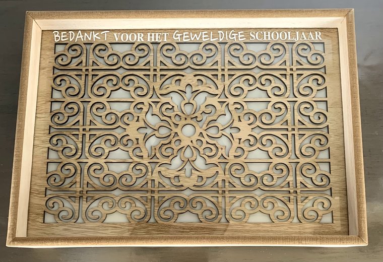 Dienblad hout bruin met glasplaat - Bedankt schooljaar 35 x 25 x 6 cm | Juf &amp; Meester