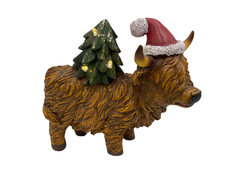 Beeld Hooglander koe figuur kerstdecoratie Polystone kerstmuts met kerstboom met LED 22x11x22cm bruin