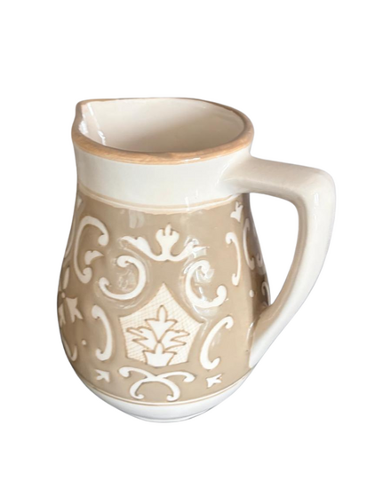 Beige handgemaakte keramische waterkan Nejma van Dishes &amp; Deco met wit reli&euml;fpatroon - 1 liter.