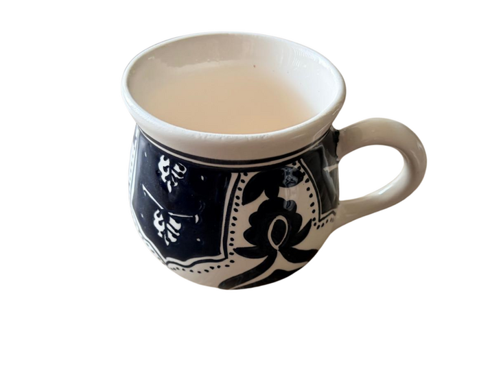 Dishes &amp; Deco Mok Black Fond zwart wit 300 ml 14x9 cm - handgemaakt