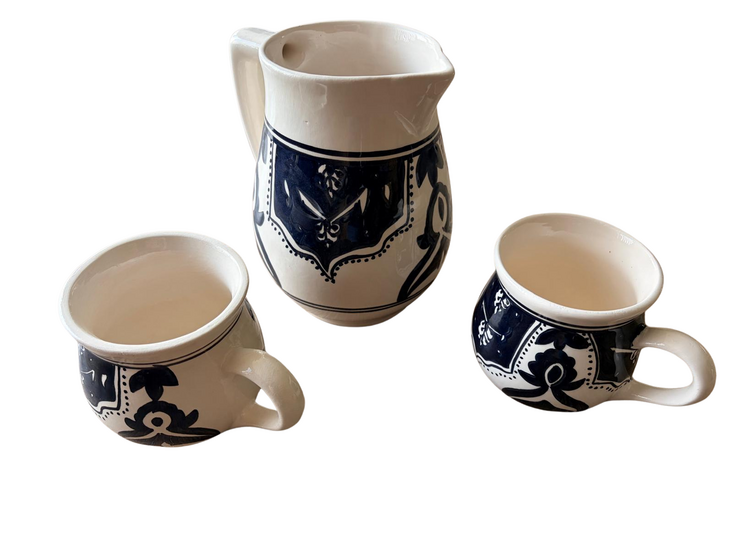 Set waterkan 1 liter  &amp; 2 mokken 300 ml  Dishes &amp; Deco Mok Black Fond zwart wit  - handgemaakt