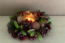 Kerstkrans / stuk 25 cm rond bordeaux rood 1 theelichthouder &amp; dennenappels groen blad | NFT-85064 | La Galleria