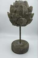 Beeld artisjok op ronde voet stonegrey grijs steen 29x12 cm maat L decoratie| 65476 | Home Sweet Home | Stoer &amp; Sober Woons