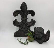 Ornament Franse lelie op voet klein grijs stone antraciet 39,5 x 25 x 5 cm | 65525 | Home Sweet Home | Stoer &amp; Sober Woonst
