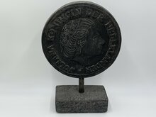 Ornament 1 cent munt Juliana koningin op voet grijs stone antraciet 37,5 x 18 cm | 65572 | Home Sweet Home | Stoer &amp; Sober 
