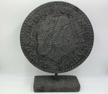 Ornament rijksdaalder munt Juliana koningin op voet grijs stone antraciet 51,5 x 39,5 cm | 65573 | Home Sweet Home | Stoer &amp;amp