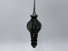 Pinakel ornament aan hanger / touw klos vintage grijs bruin klein 16 x 7 cm hout | 655998 | Home Sweet Home | Stoer &amp; Sober Woonstijl