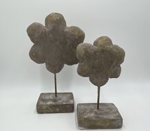 Set van 2 beelden bloemen op voet steen grijs 34x20 / 27,5 x14,5 cm beton look| 260278-9SET | Mansion Atmosphere