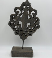 Ornament Barok op voet franse lelie vintage grijs bruin hout 45 x 18 | 190186 | Home Sweet Home | Stoer &amp; Sober Woonstijl