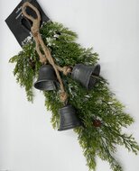 Decoratie kunsttak kerst dennenappel sneeuw &amp; 3 bellen cedertak | 779861-781686 | Home Sweet Home | Stoer &amp; Sober Woonstijl
