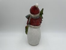 Sneeuwman pop hout rood wit groen decoratie beeld 25,5 cm met kerstboom cadeautjes | US180080-8A | Home Sweet Home