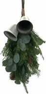 Decoratie kunsttak kersthanger met eucalyptus dennenappels en bellen groen 60 cm | 121134 | Home Sweet Home