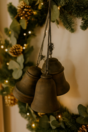 Decoratie bel set van 3 kerst hanger vintage bruin hout 11 cm x 9 cm | 881876 | Stoer &amp; Sober Woonstijl
