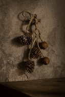 Decoratie hanger bellen dennenappels winters 50 cm  | 827479 | Home Sweet Home | Stoer &amp; Sober Woonstijl