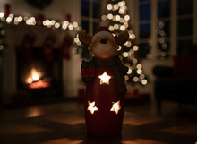 Theelichthouder beeld rendier rood groen sterren sjaal muts 52 cm x 23 cm Polyresine