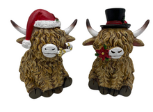 Set : 2x hooglander koe figuur kerstdecoratie Polystone kerstmuts en hoed 13 x 10 cm