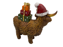 Beeld Hooglander koe figuur kerstdecoratie Polystone kerstmuts cadeautjes met LED 22x11x22cm bruin
