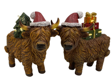 Beeld Hooglander koe figuur kerstdecoratie Polystone kerstmuts cadeautjes met LED 22x11x22cm bruin