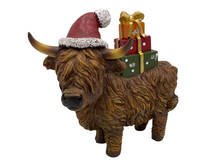 Beeld Hooglander koe figuur kerstdecoratie Polystone kerstmuts cadeautjes met LED 22x11x22cm bruin