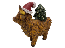 Beeld Hooglander koe figuur kerstdecoratie Polystone kerstmuts met kerstboom met LED 22x11x22cm bruin