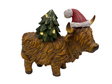 Beeld Hooglander koe figuur kerstdecoratie Polystone kerstmuts met kerstboom met LED 22x11x22cm bruin