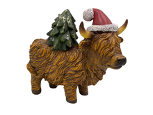 Beeld Hooglander koe figuur kerstdecoratie Polystone kerstmuts met kerstboom met LED 22x11x22cm bruin