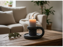 Nostalgische kandelaar met handvat / oor  23 x 11 cm aardewerk grijs antraciet | Brynxz