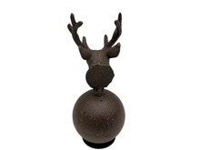 Ornament hertenkop op bal - 23 x 11 cm voet vintage bruin metaal | 823735 | Countryfield