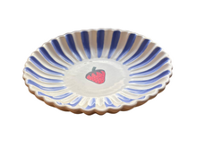 Diep Bord Fruity Strawberry &ndash; Paars/Wit &ndash; Aardewerk &ndash; &oslash; 24 x 5 cm - Dishes &amp; Deco