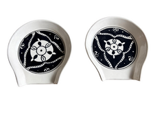 Dishes &amp; Deco Lepelhouder set van 2 - Black Fond- Handbeschilderd Keramiek - 12,5 x 12 cm