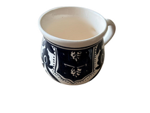 Dishes &amp; Deco Mok Black Fond zwart wit 300 ml 14x9 cm - handgemaakt