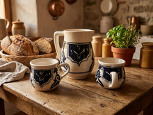 Set waterkan 1 liter  &amp; 2 mokken 300 ml  Dishes &amp; Deco Mok Black Fond zwart wit  - handgemaakt