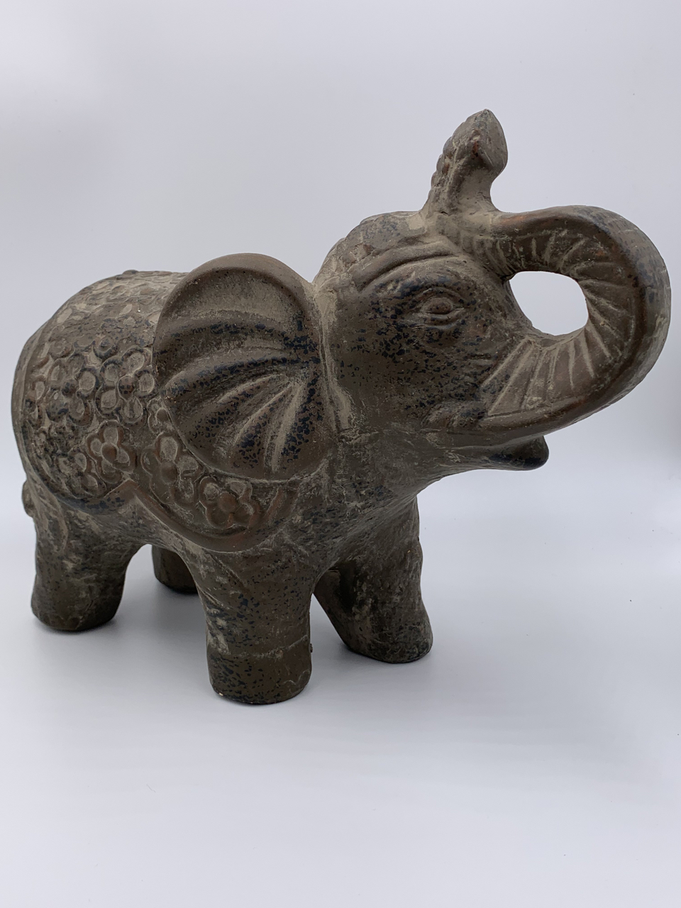 Decoratie beeld olifant met slurf omhoog bruin zwart 26x10x20cm| 65457 | Home Sweet Home | Stoer & Sober Woonstijl