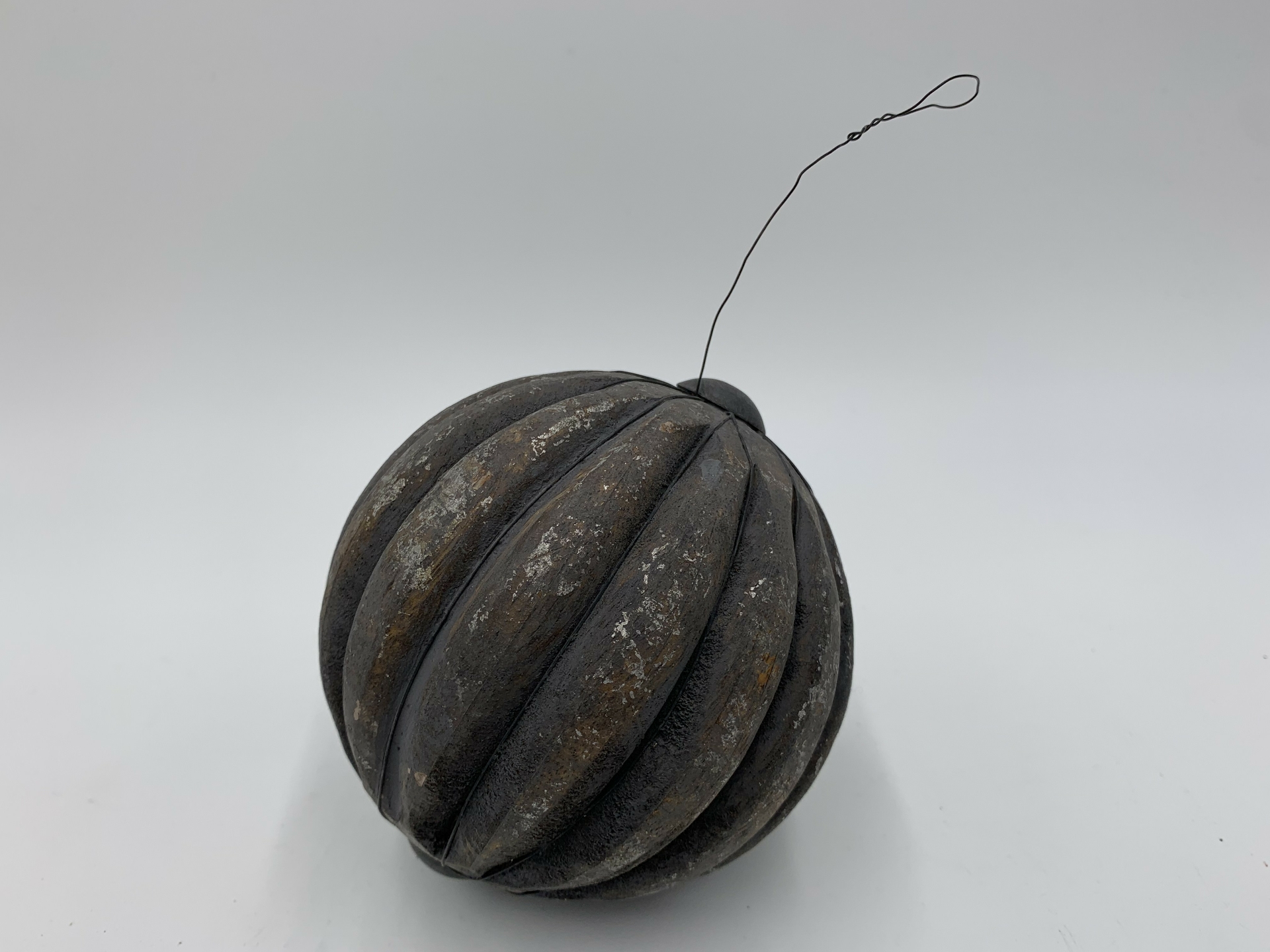 Dekoratie bal Xmas melon ball maat M grijs Ø 12 cm kerstbal | 121343 | Home Sweet Home | Stoer & Sober Woonstijl