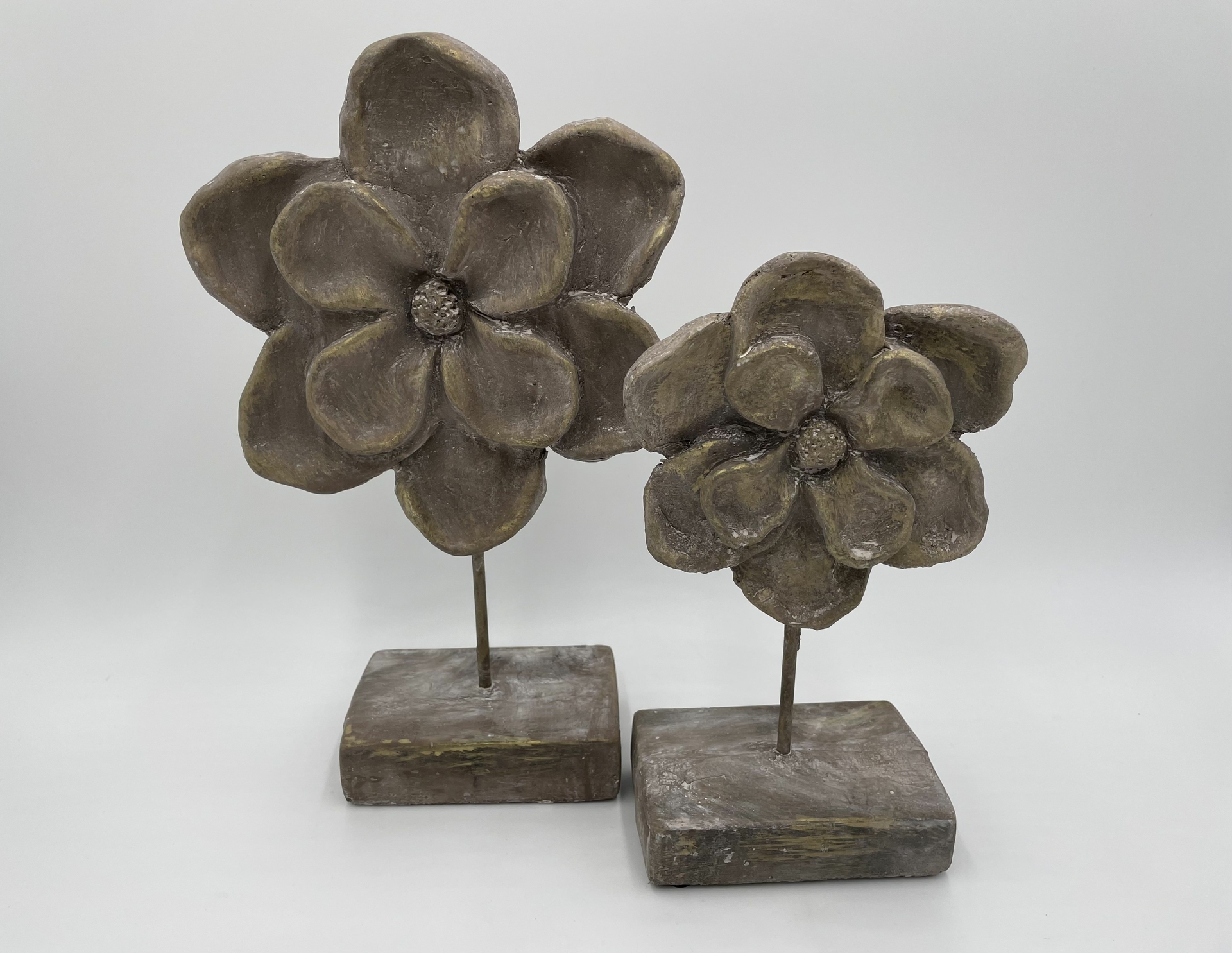 Set van 2 beelden bloemen op voet steen grijs 34x20 / 27,5 x14,5 cm beton look| 260278-9SET | Mansion Atmosphere