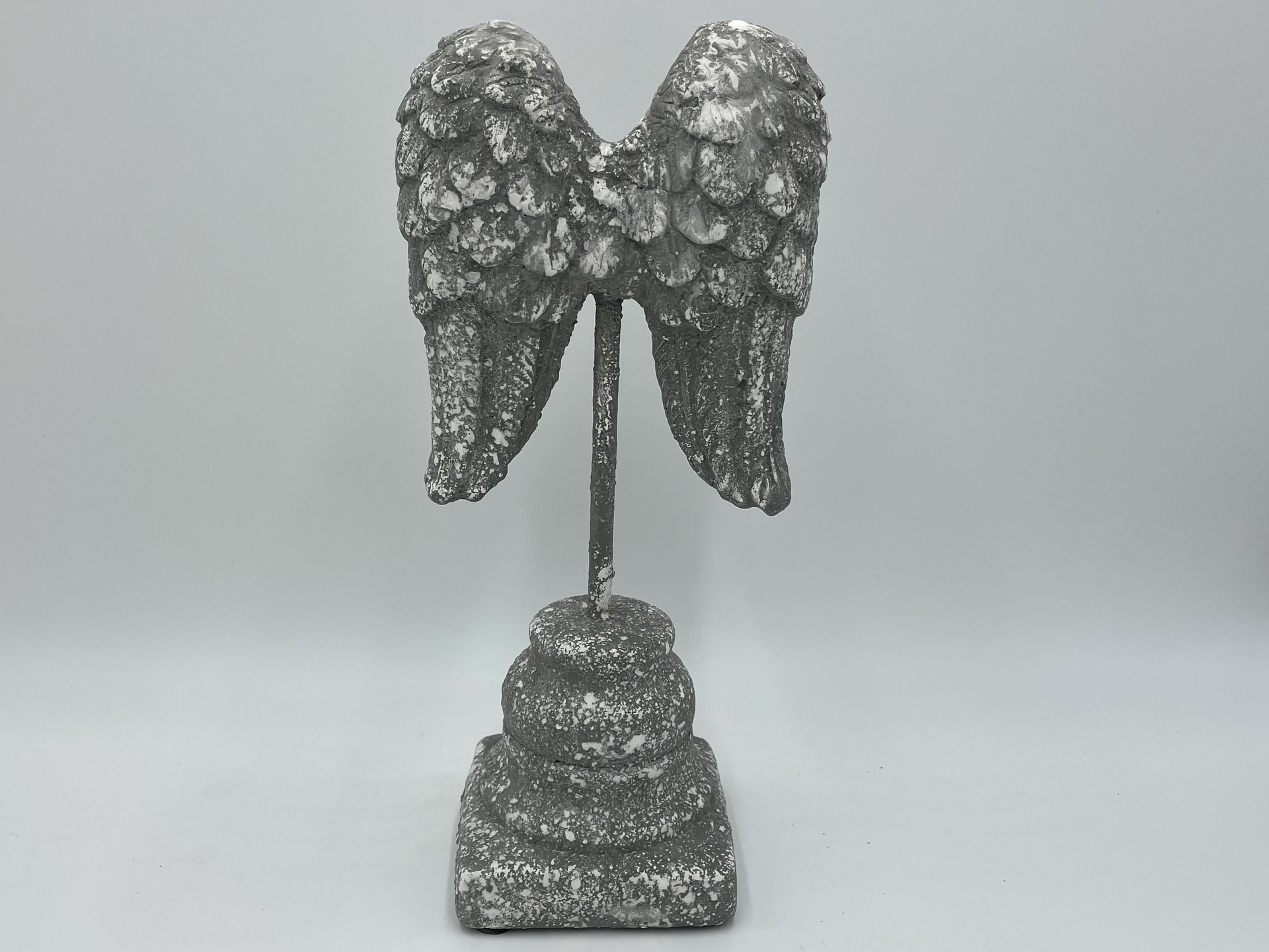Engelen vleugel op voet L decoratie beeld beton look steen grijs wit 32,5 x 15 cm | 121473 | Home Sweet Home | Stoer & Sober Woonstijl
