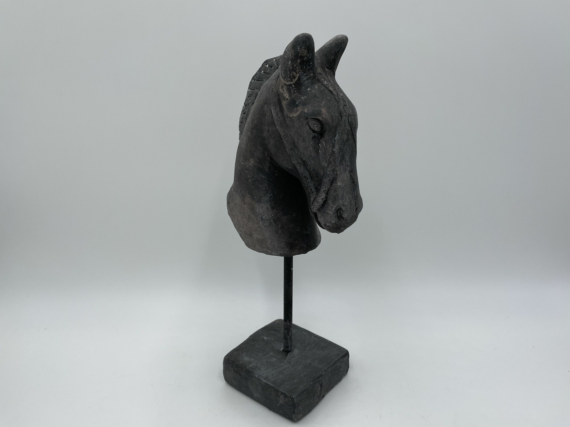 Decoratiebeeld Paard op voet vintage bruin steen maat L H 34x B 14,5CM | 789911 | Home Sweet Home | Stoer & Sober Woonstijl