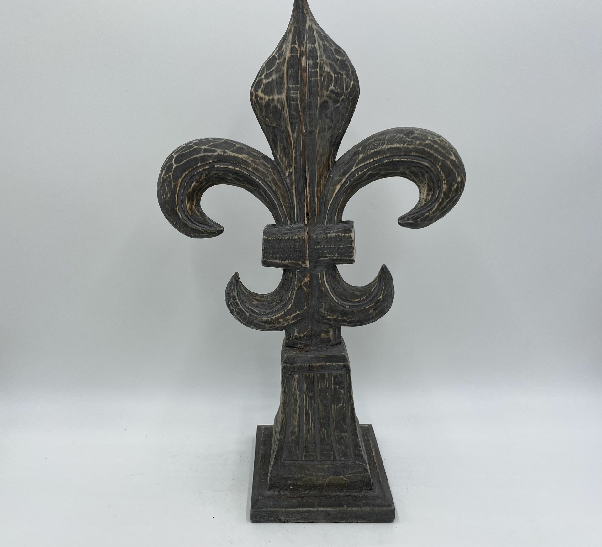 Ornament Franse lelie op voet groot vintage grijs bruin geschuurd hout 46 x 27,5 x 14 cm | 139178 | Home Sweet Home | Stoer & Sober Woonstijl