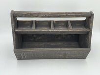Decoratie gereedschapskist opbergbak krat hout vintage grijs zwart bruin 4 vaks handvat 40 x 30 cm| 65555 | Home Sweet Home | Stoer & Sober Woonstijl Decoratie gereedschapskist opbergbak krat hout vintage grijs zwart bruin 4 vaks handvat 40 x 30 cm| 65555 | Home Sweet Home | Stoer & Sober Woonstijl