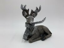 Beeld liggend hert polysteen met sjaal stof grijs wit zilver klein 13,3x12cm | 784274 | Stoer & Sober Woonstijl Beeld liggend hert polysteen met sjaal stof grijs wit zilver klein 13,3x12cm | 784274 | Stoer & Sober Woonstijl