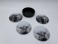 Onderzetters voor glazen set van 4 Schotse Hooglander met houder zwart wit glas ø 10 cm | 6107416 | Stoer & Sober Onderzetters voor glazen set van 4 Schotse Hooglander met houder zwart wit glas ø 10 cm | 6107416 | Stoer & Sober