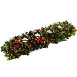 Dekoratief | Tafelstuk lang m/besjes/dennenappels, groen/rood, 53x15x8cm | A245529 Dekoratief | Tafelstuk lang m/besjes/dennenappels, groen/rood, 53x15x8cm | A245529
