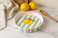 Quicheschaal taartvorm Fruity Citron serveerschaal handgemaakt Ø 24 rond groen wit | QU.CI.30 | Dishes & Deco Quicheschaal taartvorm Fruity Citron serveerschaal handgemaakt Ø 24 rond groen wit | QU.CI.30 | Dishes & Deco