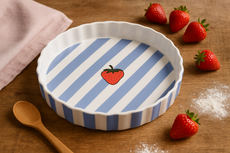 Quicheschaal taartvorm Fruity Strawberry serveerschaal handgemaakt Ø 24 rond blauw wit | QU.ST.30 | Dishes & Deco Quicheschaal taartvorm Fruity Strawberry serveerschaal handgemaakt Ø 24 rond blauw wit | QU.ST.30 | Dishes & Deco