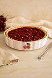 Quicheschaal taartvorm Fruity Cherry serveerschaal handgemaakt Ø 24 rond paars wit | QU.CE.30 | Dishes & Deco Quicheschaal taartvorm Fruity Cherry serveerschaal handgemaakt Ø 24 rond paars wit | QU.CE.30 | Dishes & Deco