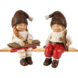 Dekoratief | Winterkindje zittend m/ski's, rood/wit, resina, 8x6x15cm, set van 2 stuks | A255238 Dekoratief | Winterkindje zittend m/ski's, rood/wit, resina, 8x6x15cm, set van 2 stuks | A255238