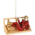 Dekoratief | Hanger skimeisje in skilift, rood/goud, resina, 11x5x10cm | A265741