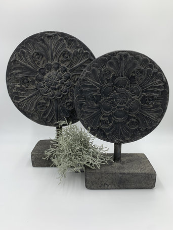 Ornament op voet klein bloem grijs stone antraciet 34,5 cm x 10 cm| 65506 | Home Sweet Home | Stoer & Sober Woonstijl