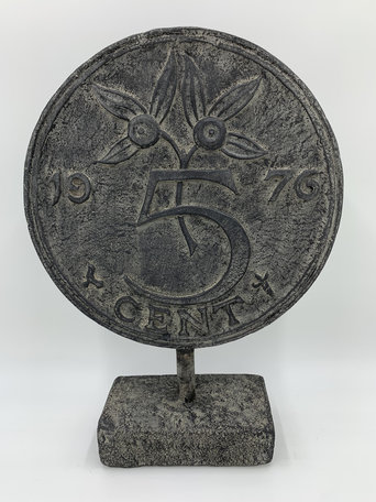 Ornament 5 cent munt Juliana koningin op voet grijs stone antraciet 42 x 30 cm | 65519 | Home Sweet Home | Stoer & Sober Woonstijl