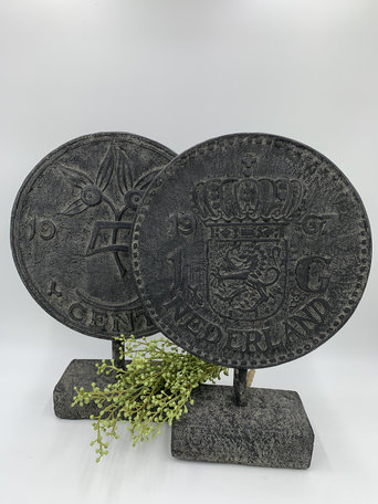 Ornament 1 gulden munt Juliana koningin op voet grijs stone antraciet 42 x 30 cm | 65520 | Home Sweet Home | Stoer & Sober Woonstijl